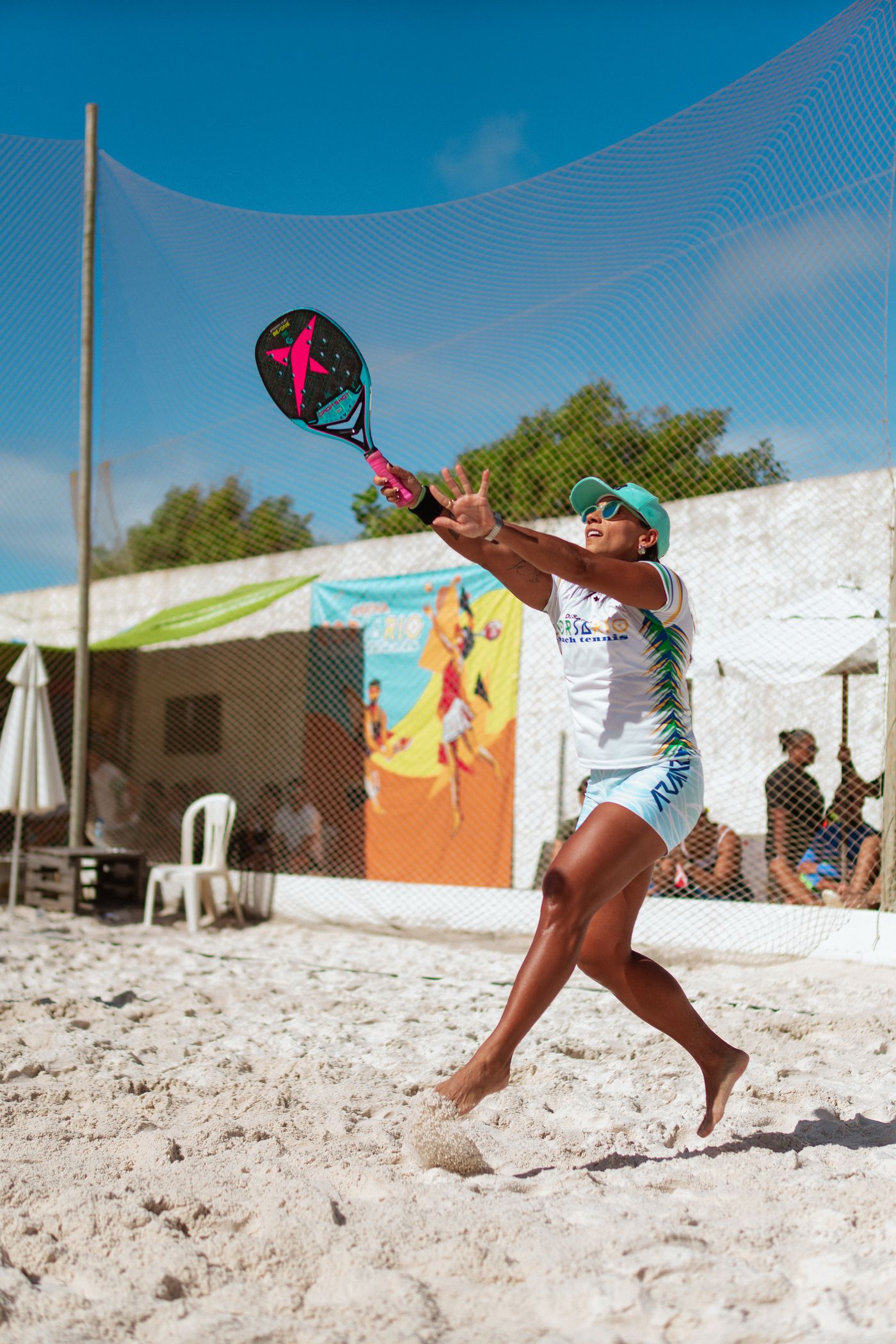 Quadra de areia de beach tennis durante um jogo